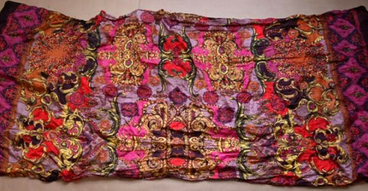 تصویر جسد در داخل پتوی قلاب بافی شده